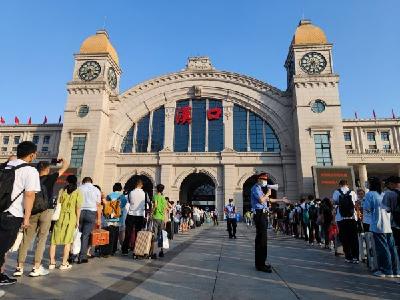 10月1日汉口站发送旅客20万人次，创历史同期新高