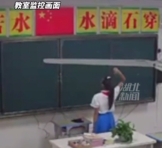 骨子里的爱国情怀！值日女孩擦拭国旗 还敬了个礼
