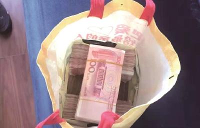 乘客遗失30万元现金 大义的哥交给警察