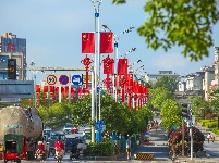 来凤：街头红旗迎风展