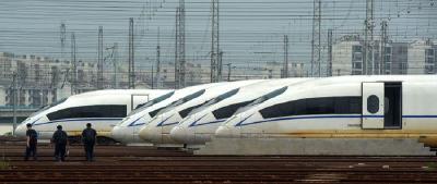 乘务员为确诊病例密接，两列进京火车立即中断行程！