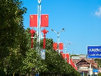 来凤：街头红旗迎风展