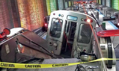 美国华盛顿一列地铁发生脱轨事故 乘客步行疏散