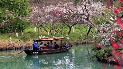 火锅喷火游客跳河，杭州西溪景区回应