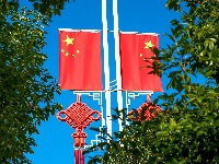 来凤：街头红旗迎风展