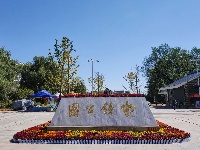 南漳：街头飘扬最美“中国红”