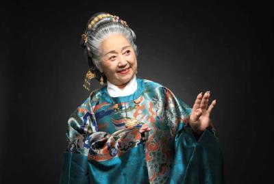 “汉服奶奶”出圈：文化自信让中国风更美