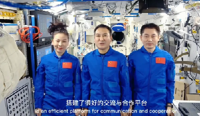 “太空三人组”给武汉发来祝贺！