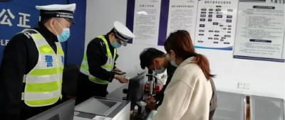 姑娘“坐在电瓶车上笑”，网友：举报！警方：安排！