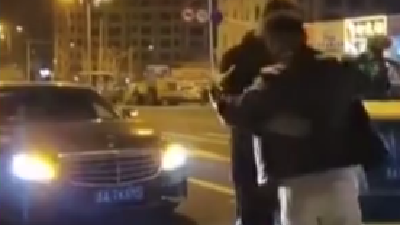 哈尔滨两男子在马路中间跳舞，被罚！