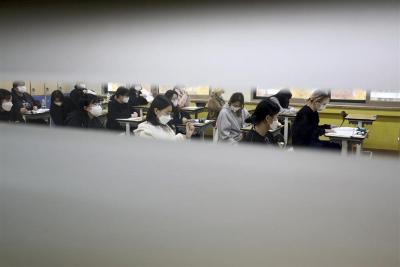 韩国高考当日，新冠病例激增，单日新增达历史最高水平