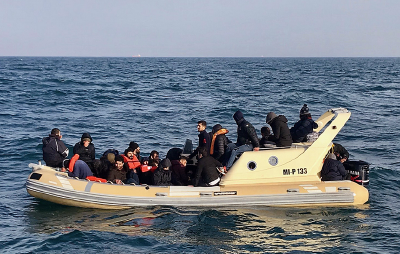 数十名移民在穿越英吉利海峡时溺水身亡 英国首相召开紧急内阁会议