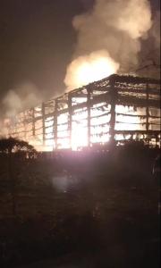 辽宁抚顺一工厂夜里起大火，目前伤亡不明  