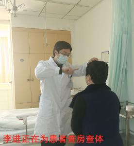 女子突变高低眉 ，原是驾车贪凉吹出面瘫