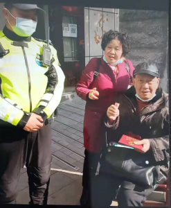 交警、的哥、市民爱心接力，拾金不昧物归原主