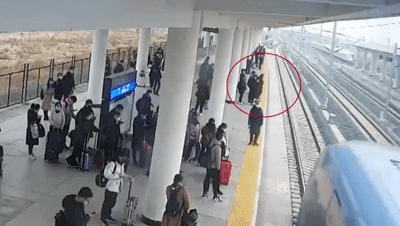 危险！为了吐痰，逼停了列车……