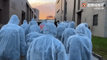 800多名大学生志愿者为全校送餐，宿舍门外各式贴纸刷屏