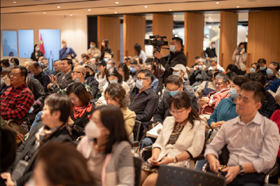 透过《远方捎回的诗》“行走世界，感悟人生”