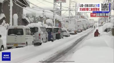 日本强降雪导致交通堵塞列车延误