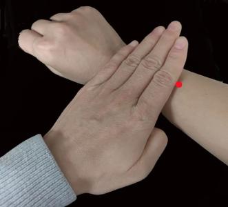 手腕上3寸有个泻火穴，牙龈肿痛按一按，效果特别好~