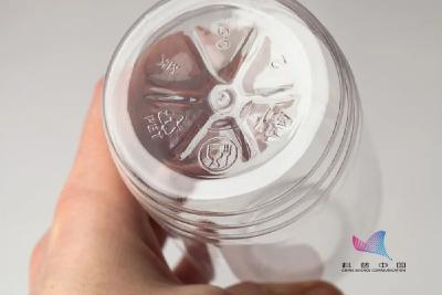 为什么饮料瓶底要设计成一朵花？为了好看还是少装些？很多人都不了解