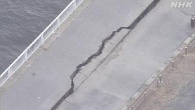 日本发生6.4级地震：道路现大裂缝 超市酒瓶摔一地