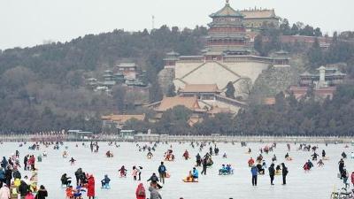 颐和园首开2万平方米雪场 雪道顶端可览昆明湖全貌