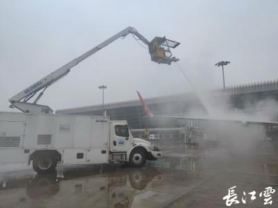 武汉天河机场全力应对雨雪天气 确保旅客顺畅出行