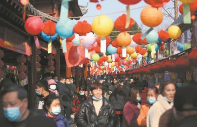 赏民俗品美食打年货 谷城小镇年味浓