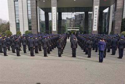 湖北省应急管理综合行政执法队伍执法着装和车辆标识正式亮相