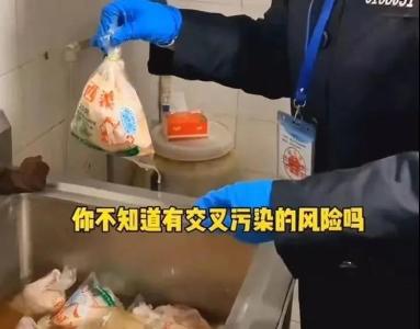 炸鸡外卖店翻车，环境脏到令人作呕！