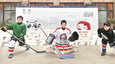 北京冬奥临近 冠军来汉造势 一批名将走进冰雪运动示范学校与小学生互动