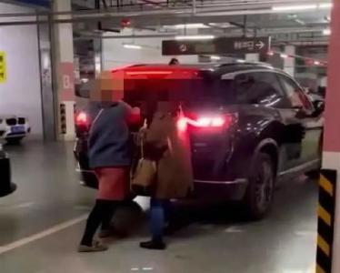 女子人肉占车位被强行顶开，警方最新回应