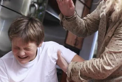 当众打骂孩子的“羞辱式教育”违法了