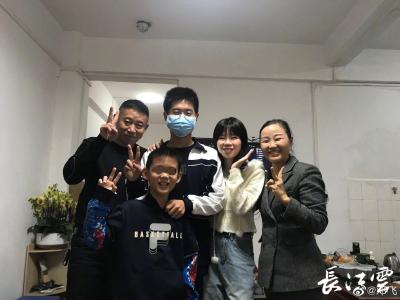 孙海洋一家5口首次团聚，姐弟紧紧相拥！
