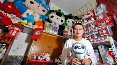 慕了！北京小伙20年收集奥运藏品五千件，拥有七八十个“冰墩墩”