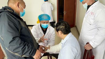 湖北省人民医院健康帮扶巴东有“奇招”——这个春节，5名省城大专家接力守护高山滑雪场