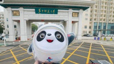 冰墩墩来武汉啦！这里开了一家冬奥特许商品零售店