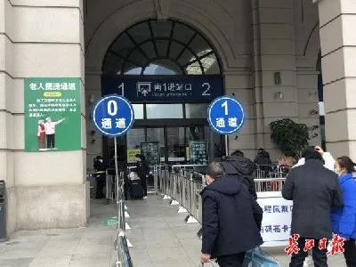 父母扛包进站，儿子内心酸楚……三大火车站这项服务你申请过吗？