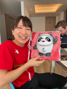 日本选手赛后流泪 一拿冰墩墩露灿烂笑容 网友：她被治愈了