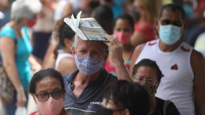 巴西单日新增新冠确诊病例数近10万 狂欢节取消庆祝活动