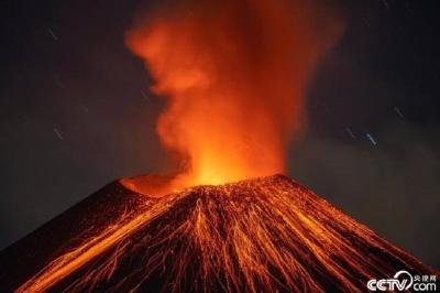 意大利埃特纳火山喷发 烟柱高达10千米