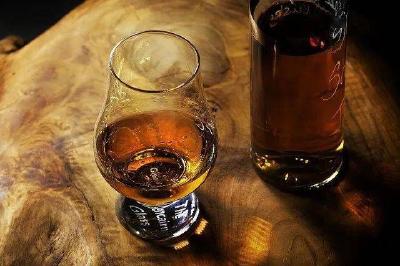 35岁男子深夜突发脑出血离世，医生告诫：睡前千万别做这件事！  