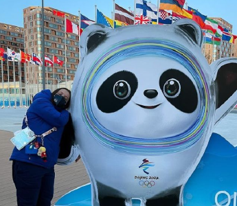 美国运动员回国途中连晒与冰墩墩合照 称参加冬奥是难忘经历