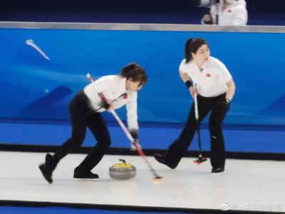 中国女子冰壶队战胜加拿大队