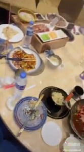 大赞中国美食！美国运动员小姐姐回国前点一桌子菜 笑说吃撑了