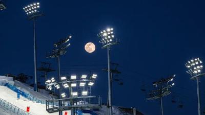 元宵圆月见证三面五星红旗升起！