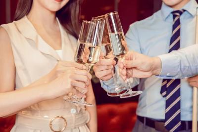 喝酒脸红的比脸白的人更能喝？喝牛奶解酒，真有用吗？