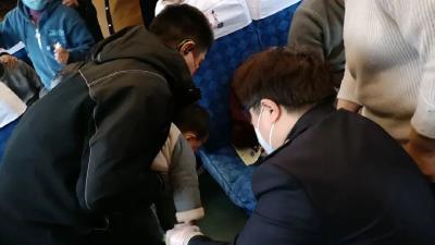 列车上，旅客突发急病，列车长上演“教科书”式急救！