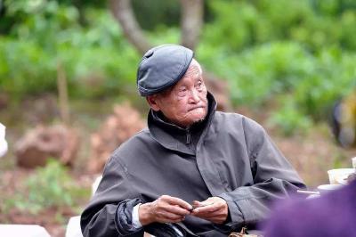 不能让农村老人八九十岁还自己劈柴做饭！刚刚，发改委发声